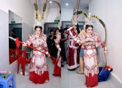 Vũ Linh's daughter announces show cancellation; netizens speculate negative reasons; Hồng Loan immediately apologizes.