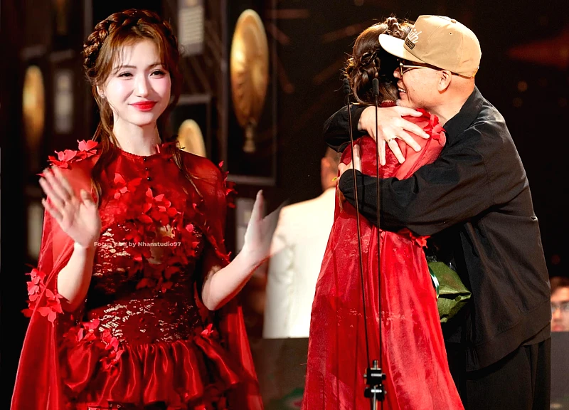 Hòa Minzy ẵm thưởng lớn, suýt 'vồ ếch' tại thảm đỏ, nhắn nhủ 1 người đặc biệt!