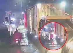 The cause of the train and truck deformed in Hanoi: Camera footage reveals chilling details.