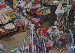 Rùng mình cô gái bất ngờ ngất xỉu sau vài giây tiếp xúc với hai người phụ nữ bịt mặt