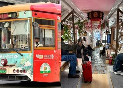 Tài xế Trung Quốc đóng vai hoàng đế, hiệp khách để cứu doanh thu xe buýt
