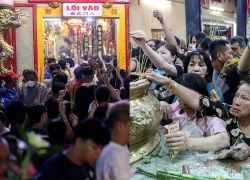 Cảnh tượng "hỗn loạn" dòng người chen nhau xin tro cầu may tại Chùa Bà Thiên Hậu