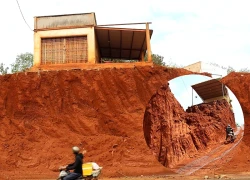 Nhiều nhà dân ở Đồng Nai "treo lơ lửng" sau khi hạ cốt nền đường ĐT.753