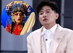 Pharmacist Tiến showed off his Peking Opera singing skills, but what caught everyone's attention was his unfamiliar face.