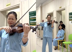 A female patient in the Emergency Department of Bach Mai Hospital caused a sensation playing the violin, leaving the entire hallway silent.
