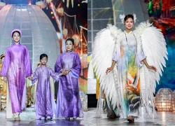 Dàn Hoa hậu đổ bộ phố Nguyễn Huệ, lộ diện thiết kế lấy cảm hứng từ mạng dữ liệu.