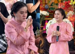 Hồng Loan giữ khư khư phong bì tiền khi hát tặng cha, bị chỉ trích kém duyên