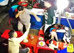 The police entered the youth attack on an old woman selling cakes in Quy Nhon, causing outrage