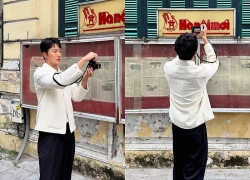 Jung Il Woo causes a sensation in Hanoi: Eating pho at Bat Dan, hot pot at Tran Duy Hung, and drawing attention to unusual details.